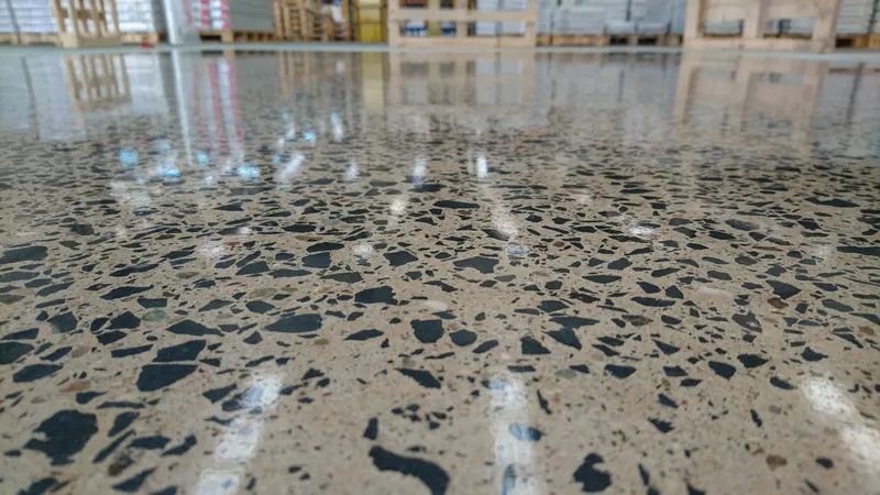 Agregası açılmış tam parlak beton zemin
