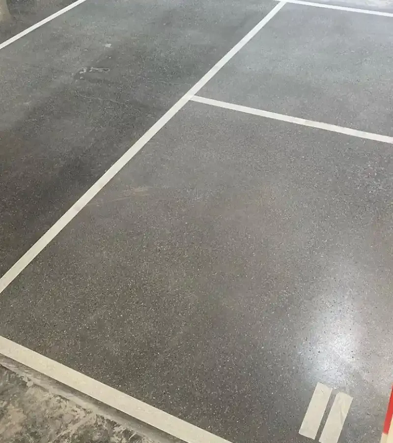 Parlatılmış beton otopark zemininde beyaz park çizgileri
