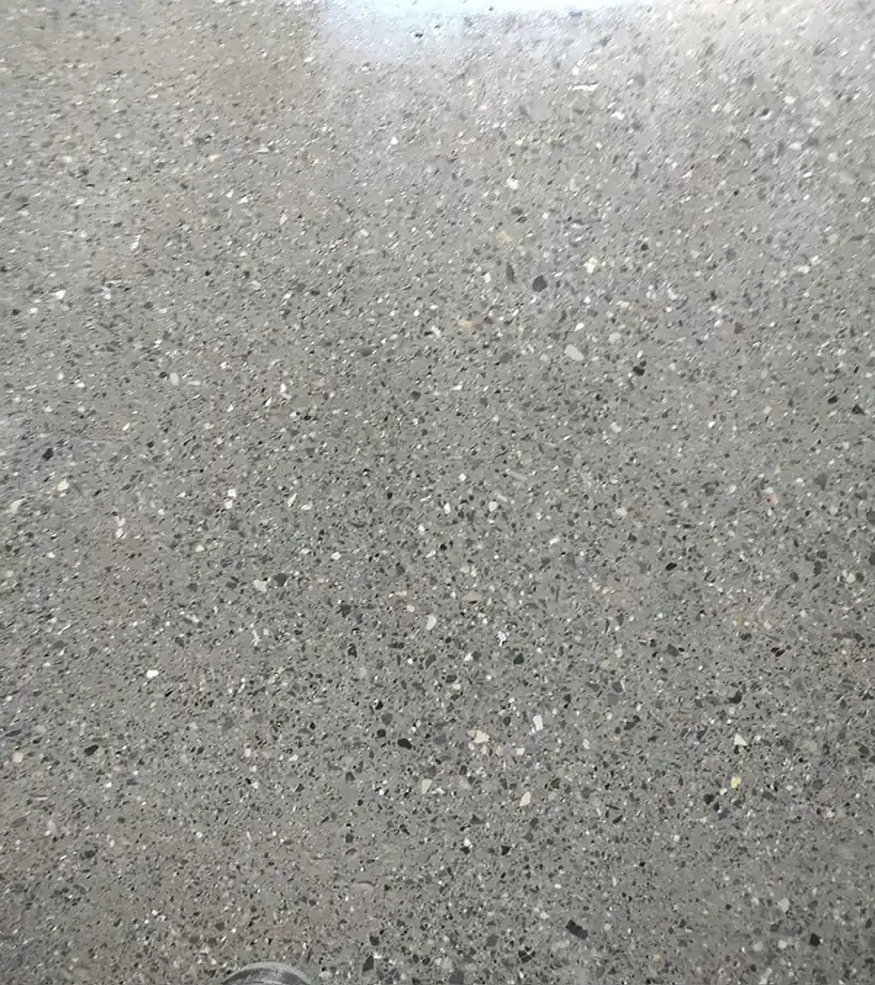 Parlatılmış beton yüzeyde ince agrega dokusu yakın çekim