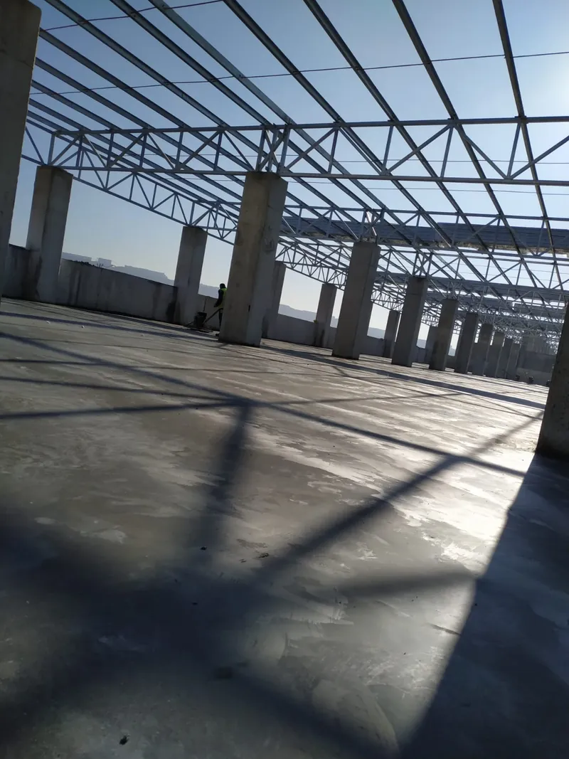 Çelik çatı altında perdahlanmış saha betonu