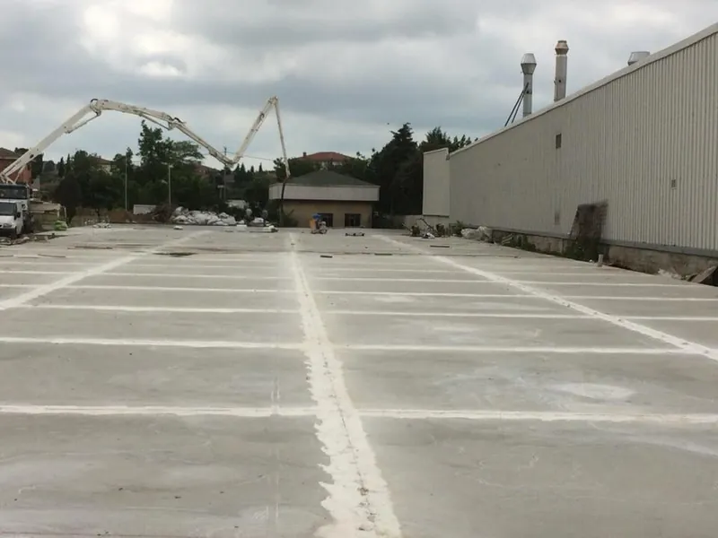 Derzleri kesilmiş geniş açık saha betonu