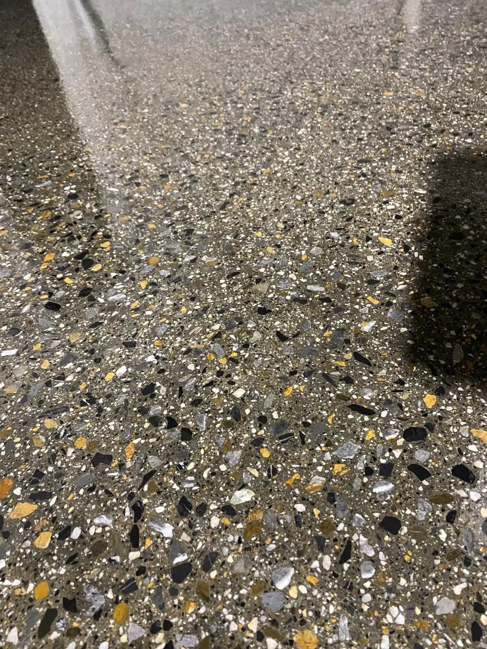 Renkli çakıl agregası açılmış beton yüzey