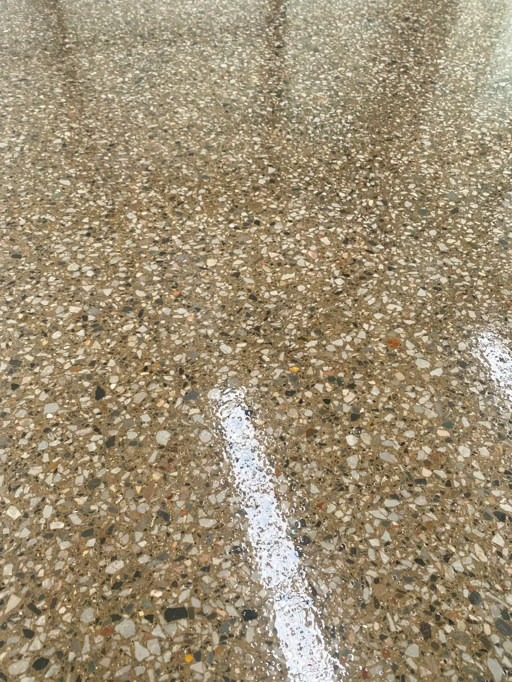Agrega açık parlak beton yüzey