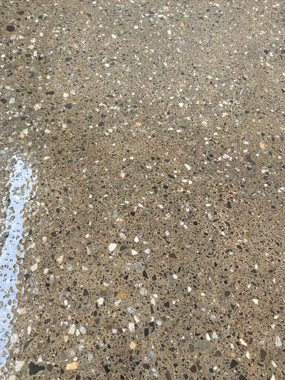 İnce agregalı parlak beton yüzeyde ışık