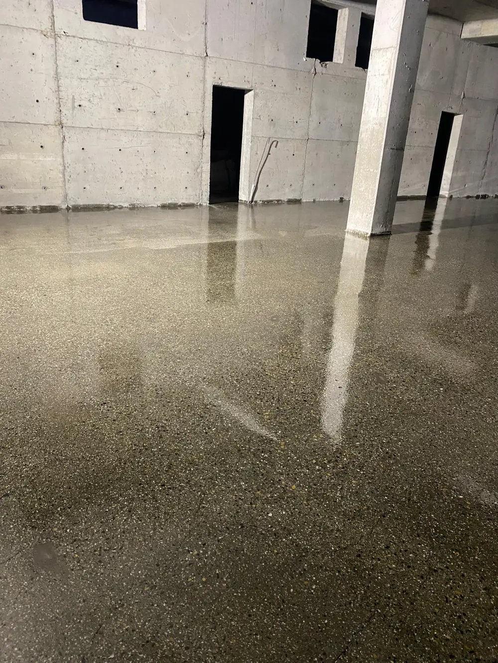 Bodrum katta ışığı yansıtan parlatılmış beton