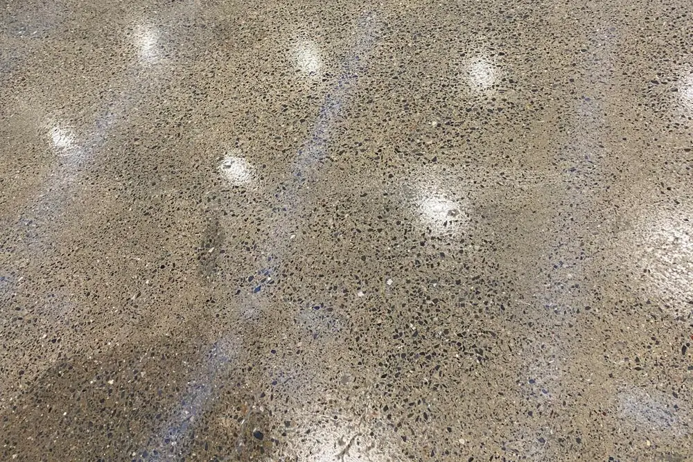 Tavan ışıklarını yansıtan parlatılmış fabrika holü