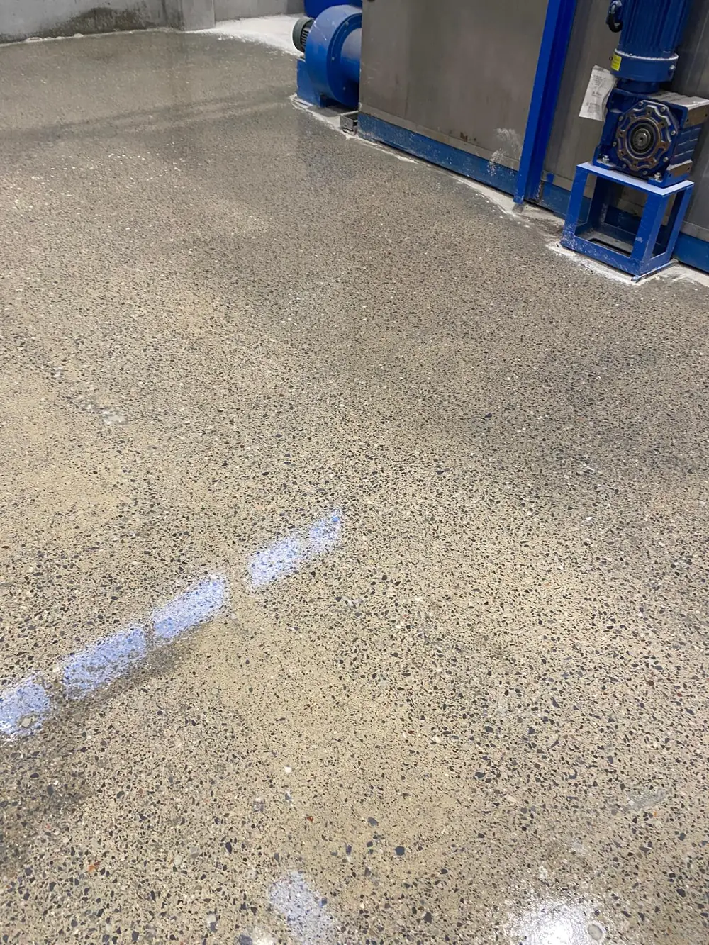 Makine yanında parlatılmış beton zemin