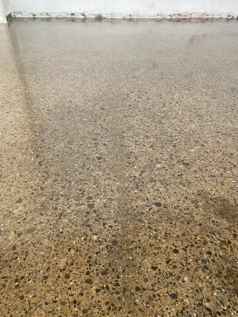 Geniş alanda agregası açılmış parlak beton