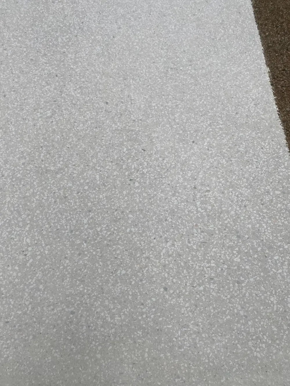 İnce kademede silinmiş açık gri beton yüzey