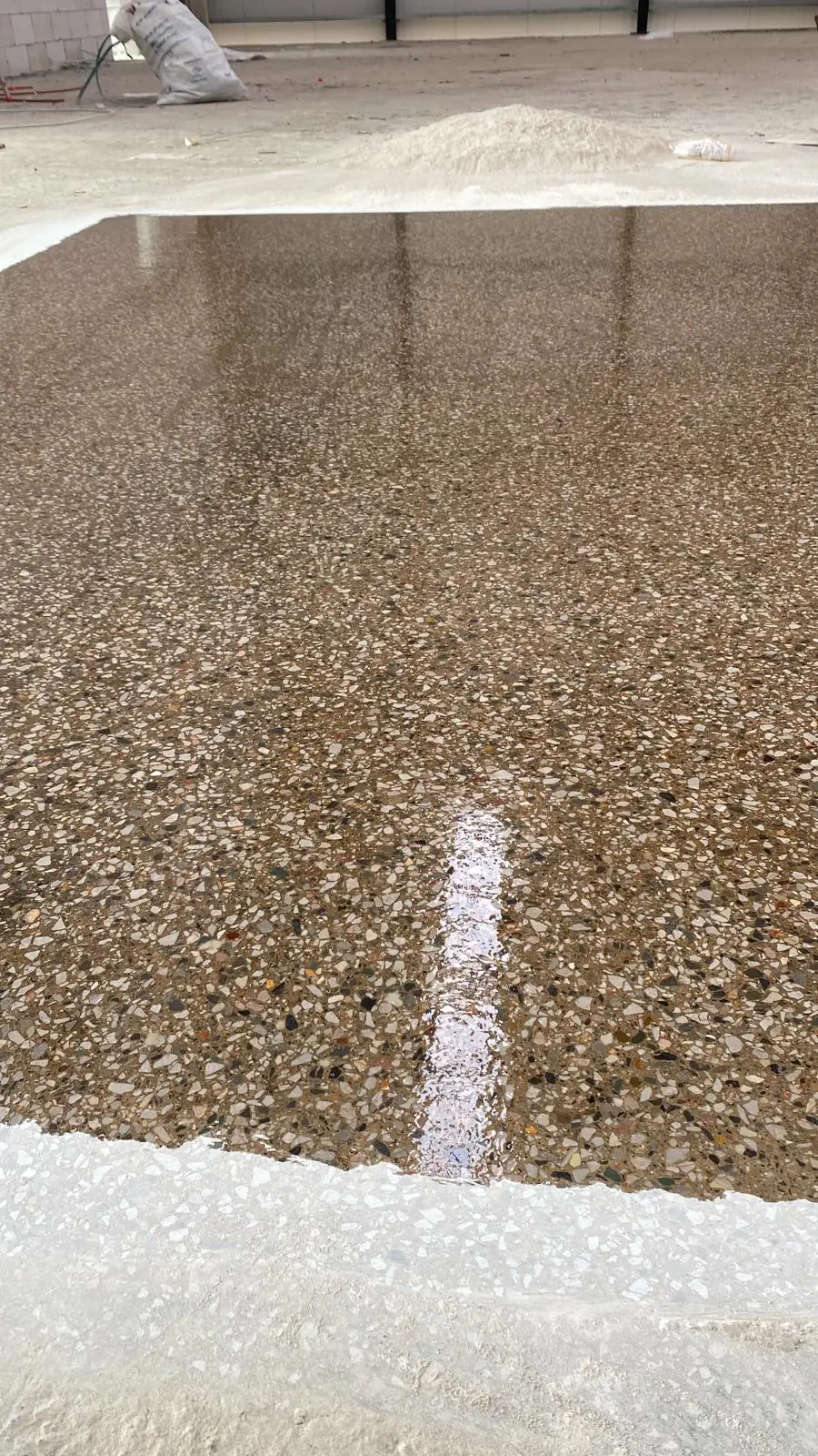 Duvar dibinde silinmemiş beton ile parlatılmış zemin