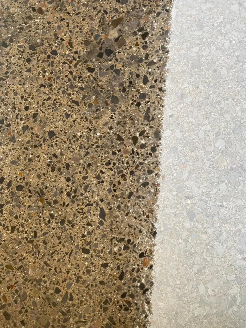 Yanda silinmemiş beton, yanda agregası açılmış parlak zemin