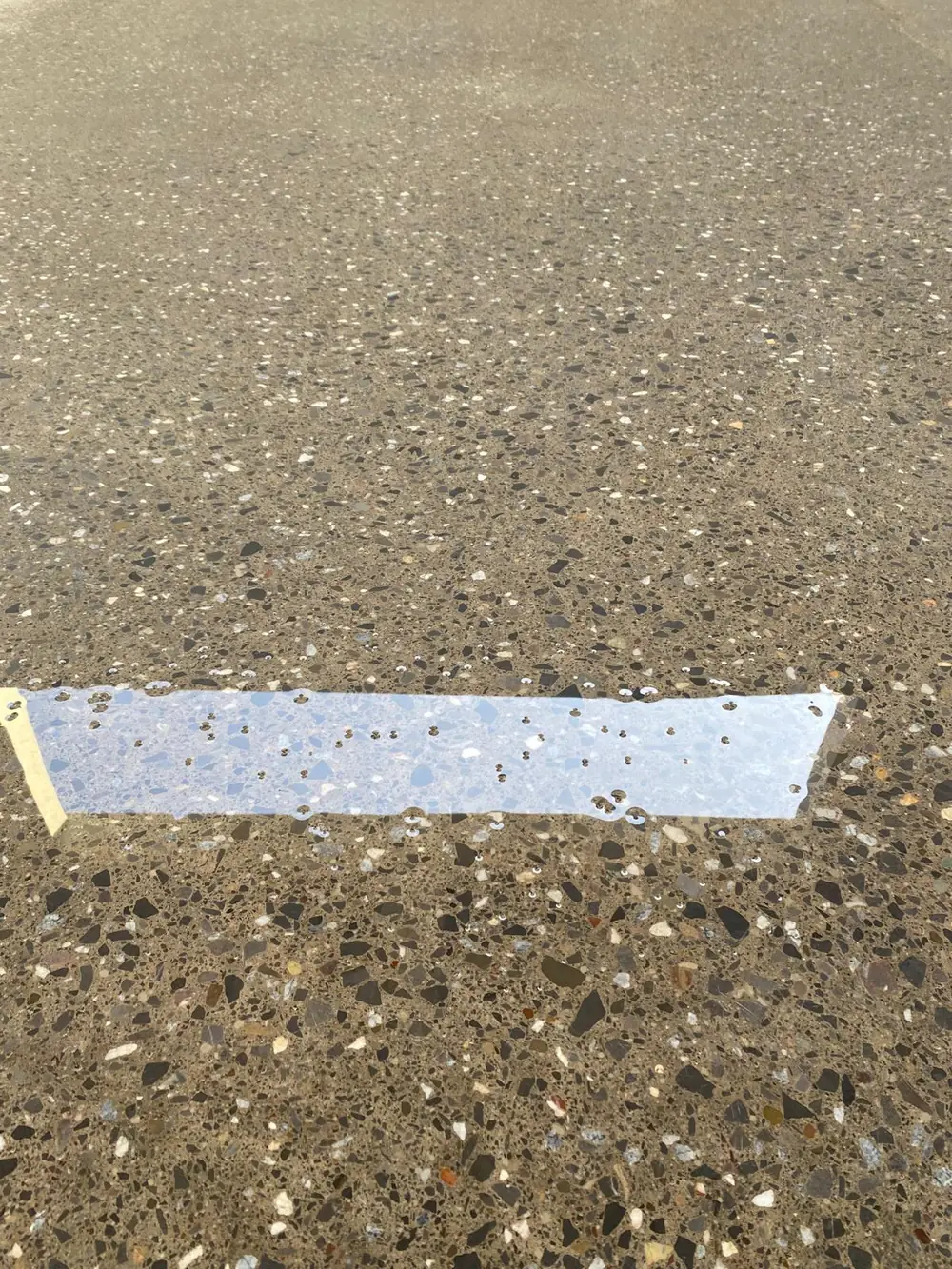 Agregası açılmış parlak beton yüzey yakın plan