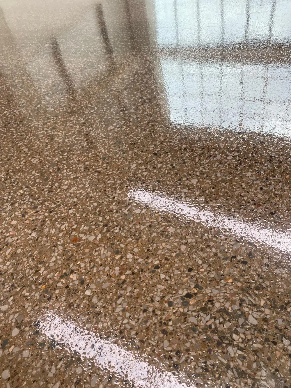 Pencereleri ayna gibi yansıtan agrega açık parlak beton