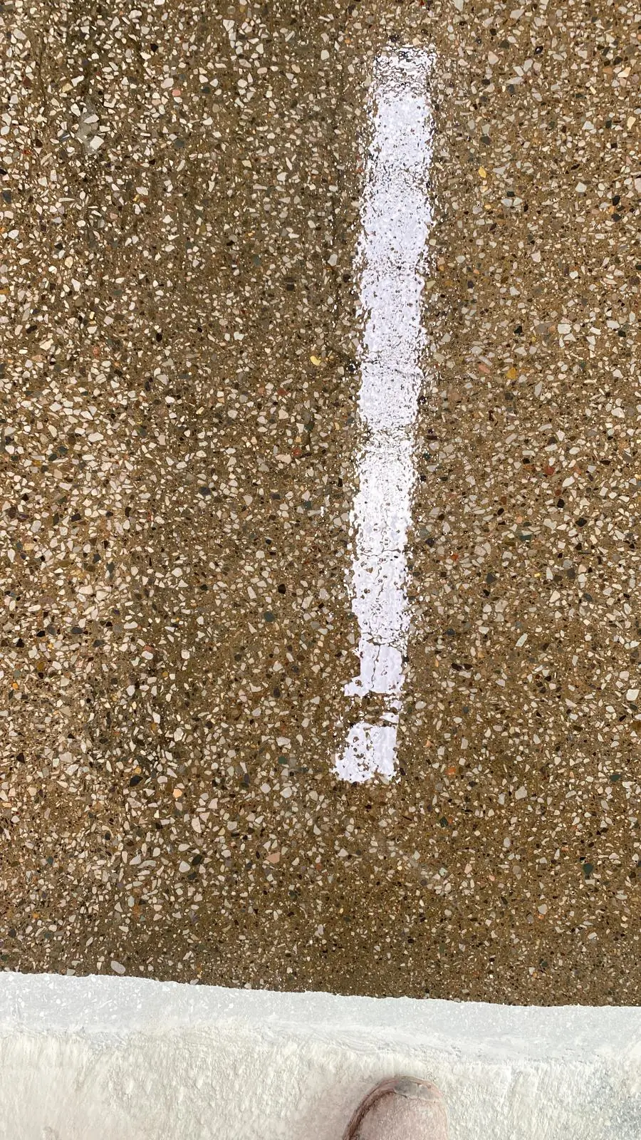 Bej tonlu agregası açılmış beton