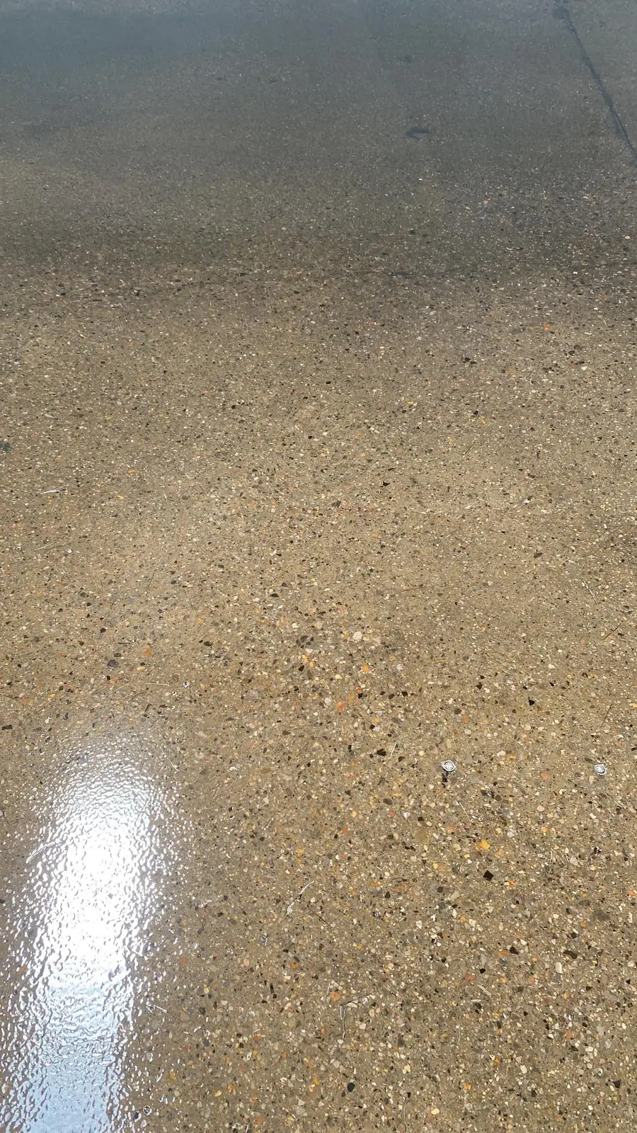 Işığı yansıtan parlatılmış beton yakın plan