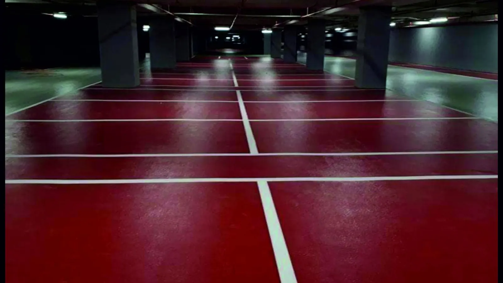 Kırmızı epoksi kaplamalı çizgili kapalı otopark