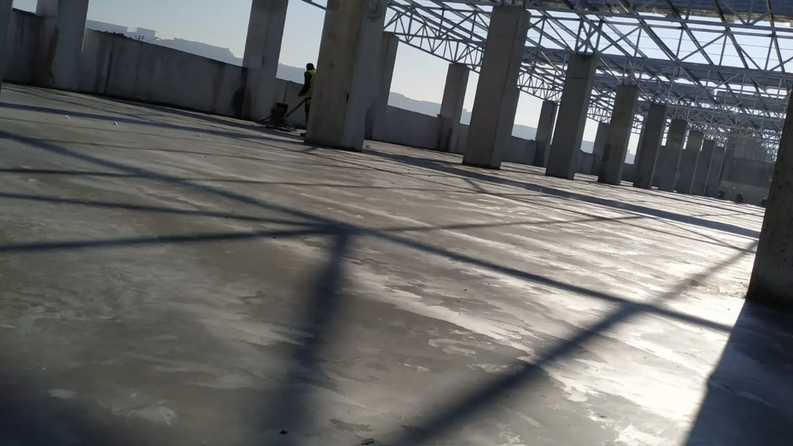 Çelik çatı altında helikopterle perdahlanmış beton